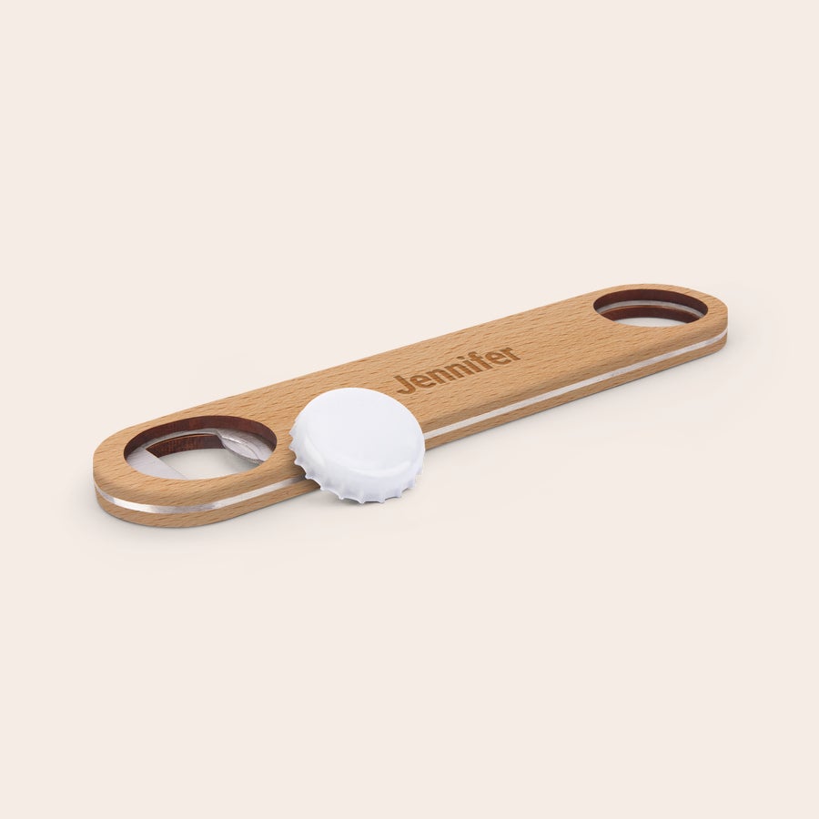 Gepersonaliseerde bieropener Houten bieropener met de naam Jennifer erop gegraveerd, de perfecte stoere bieropener met naam.