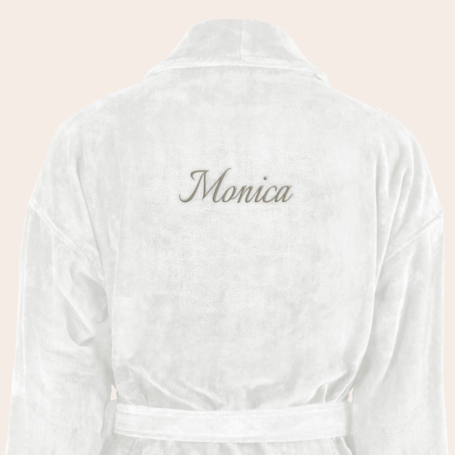 Dame Badekåbe med navn Luksus hvid morgenkåbe til damer med broderet navn Monica på ryggen, perfekt personlig gave.