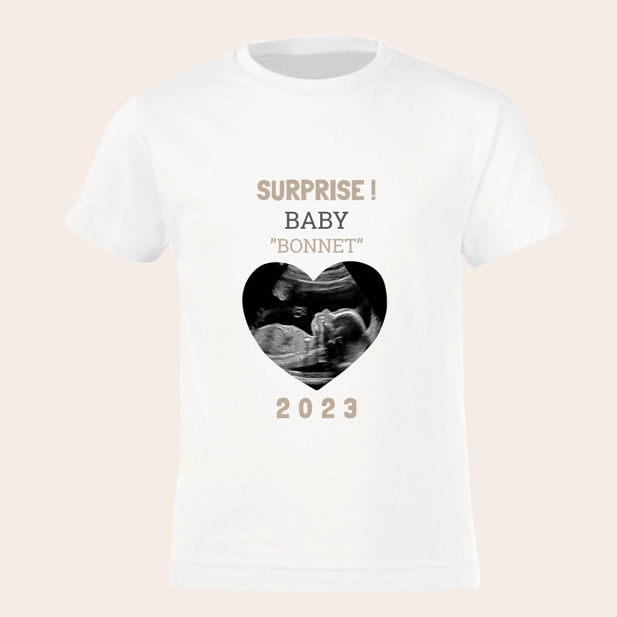 T - shirt annonce grossesse personnalisé - Grand frère / Grande soeur T-shirt blanc personnalisé imprimé avec "SURPRISE ! BABY BONNET" et une échographie en forme de cœur, année 2023