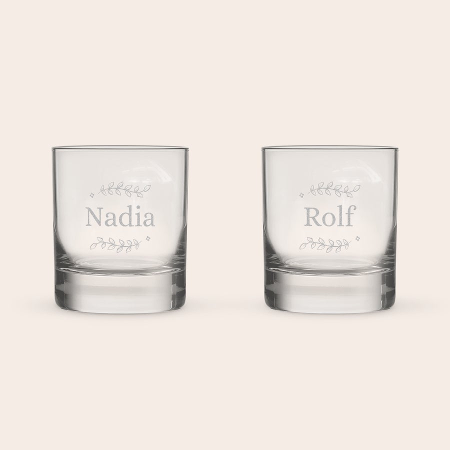 Whisky glas Et par stilfulde whiskyglas indgraveret med navnene Nadia og Rolf og et bladmotiv.