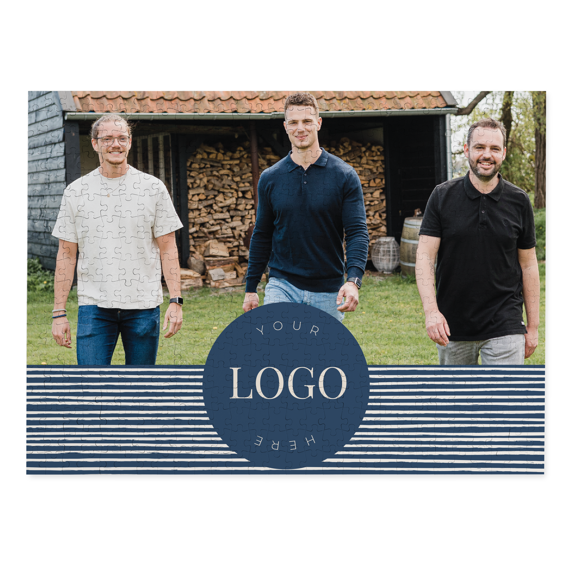 Großes Fotopuzzle mit drei lächelnden Männern, bedruckt mit einem persönlichen Foto und Text in Form eines Logos