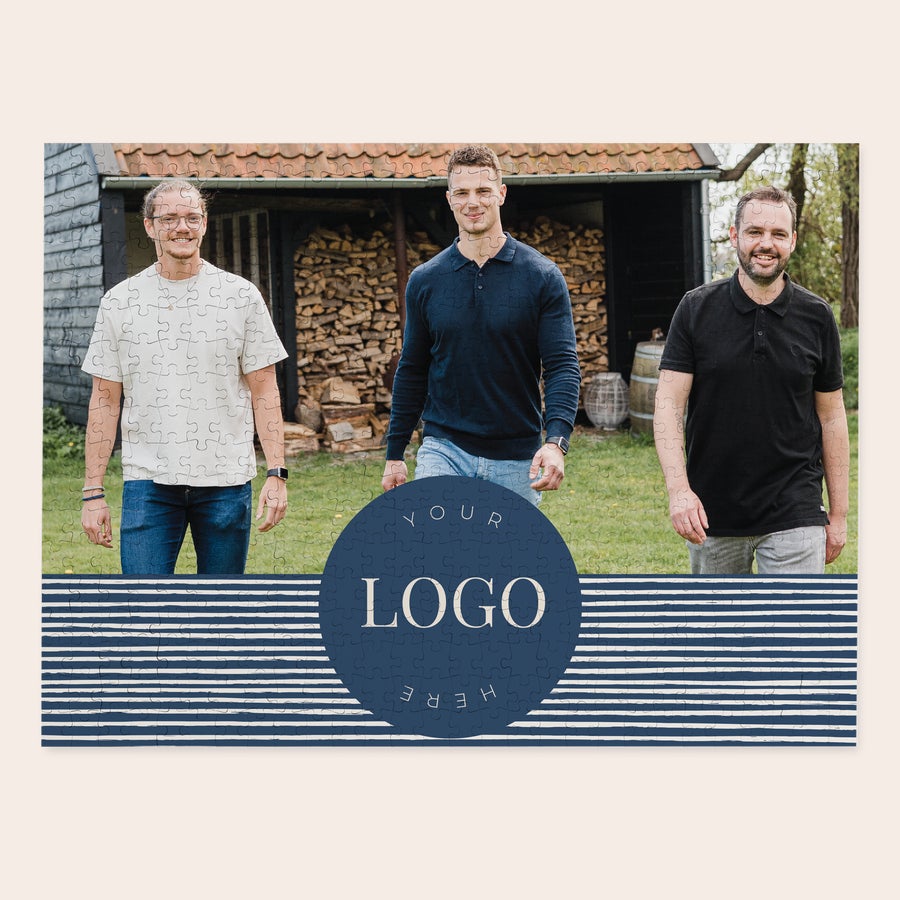 Nagy puzzle Kirakós játék saját fotóval három férfiról, alul sötétkék alapon fehér csíkos mintával, középen „YOUR LOGO HERE” felirattal, fényes fotófestéssel nyomtatva.