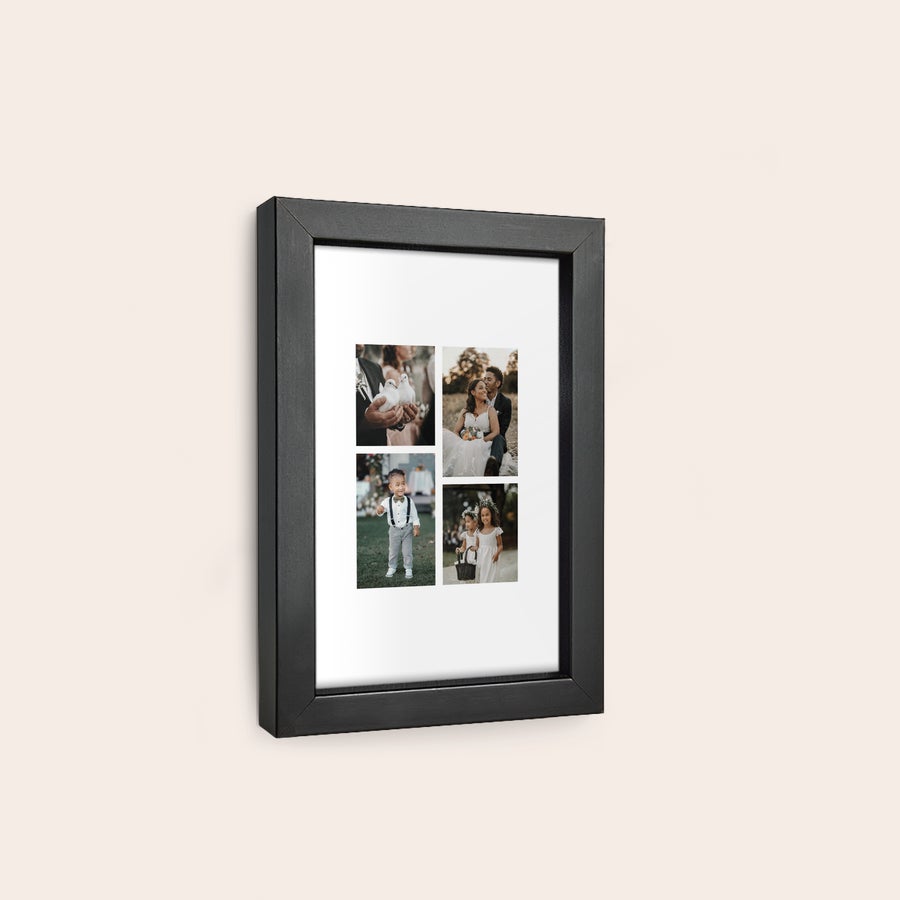 Foto in lijst bestellen Fotoafdruk met 4 gepersonaliseerde foto's in een zwarte houten lijst om aan de muur te hangen
