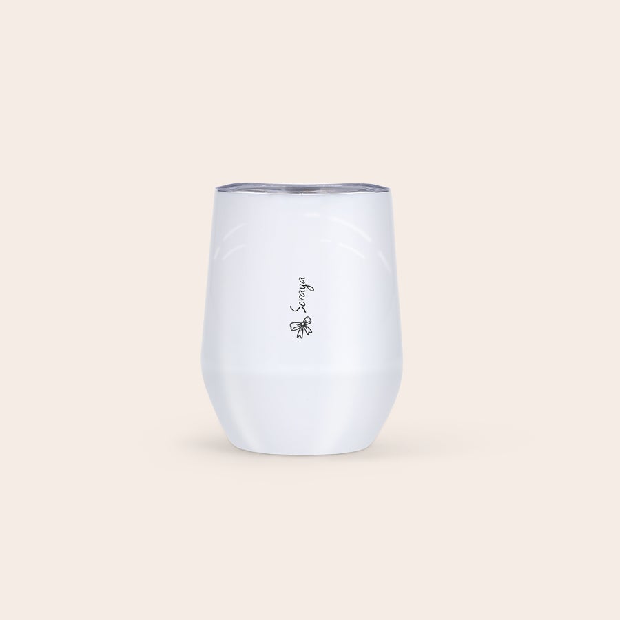 Thermo mok bedrukken Witte thermo mok van 350 ml met naam Soraya en strikje, te bedrukken voor een persoonlijk cadeau.