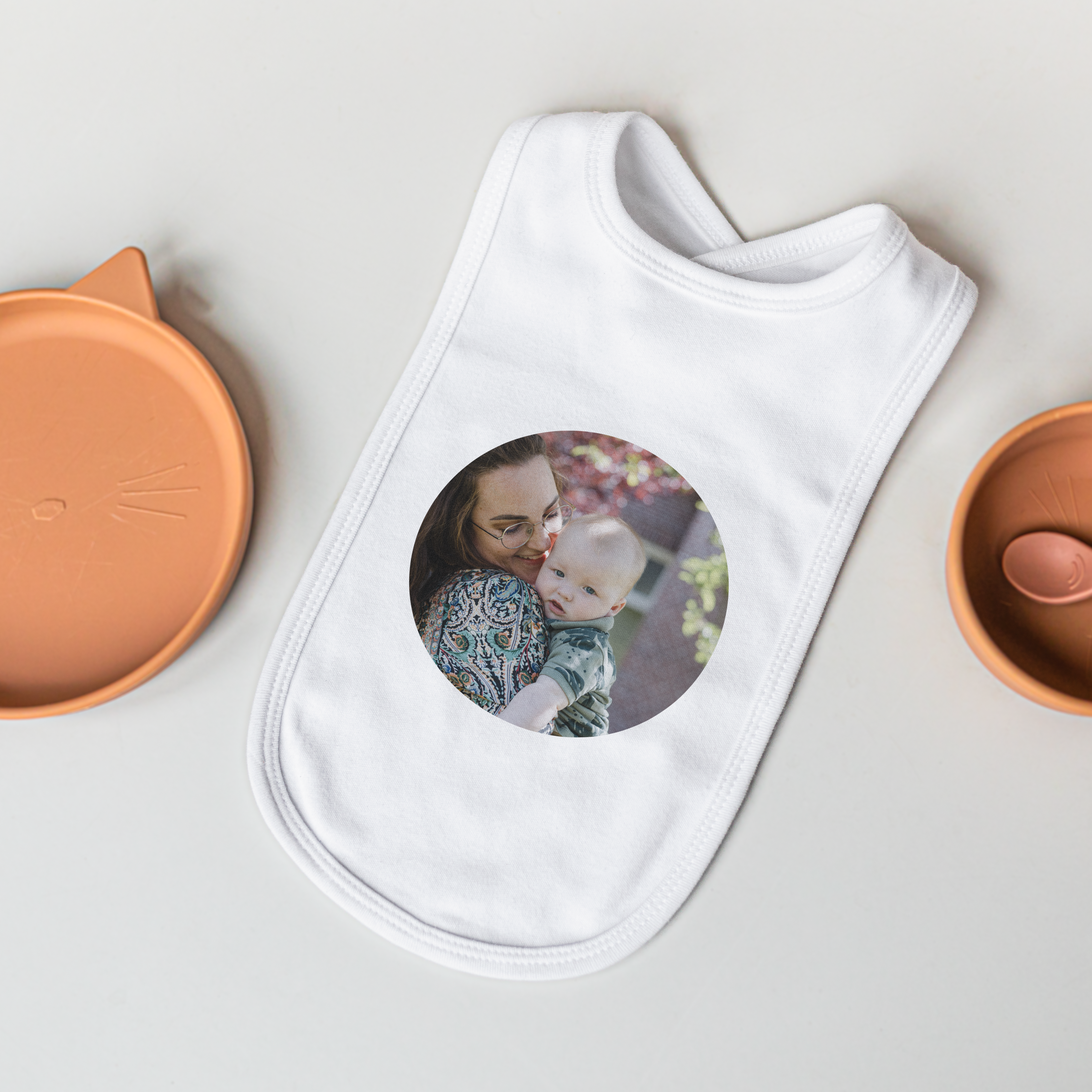 Babete branco personalizado com foto impressa de mãe e bebê, presente para criança.