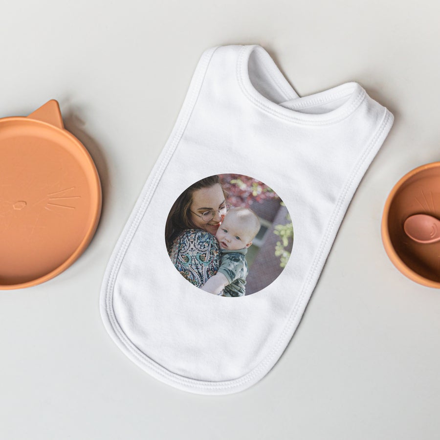Haklapp Personifierad babyhaklapp vit med tryckt foto av mamma och bebis, med plats för eget namn eller text