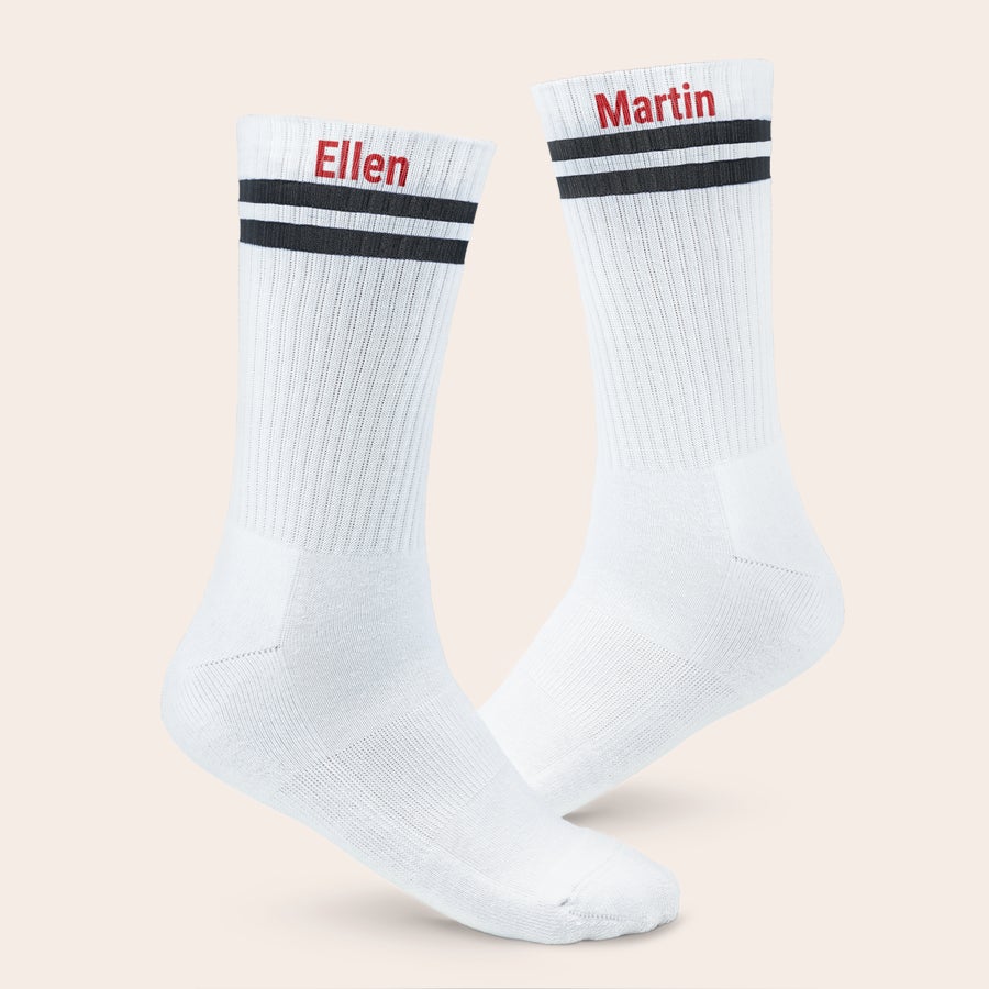 Calzini sportivi con nome Calzini sportivi personalizzati bianchi con strisce nere e nome "Ellen" e "Martin" stampato in rosso