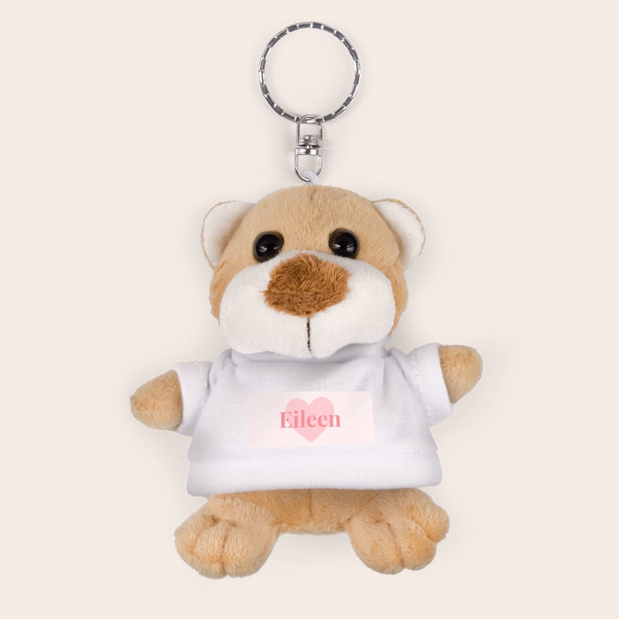 Bamse nøkkelring Teddybjørn nøkkelring med navn Eileen og et hjerte, trykt på en hvit t-skjorte.