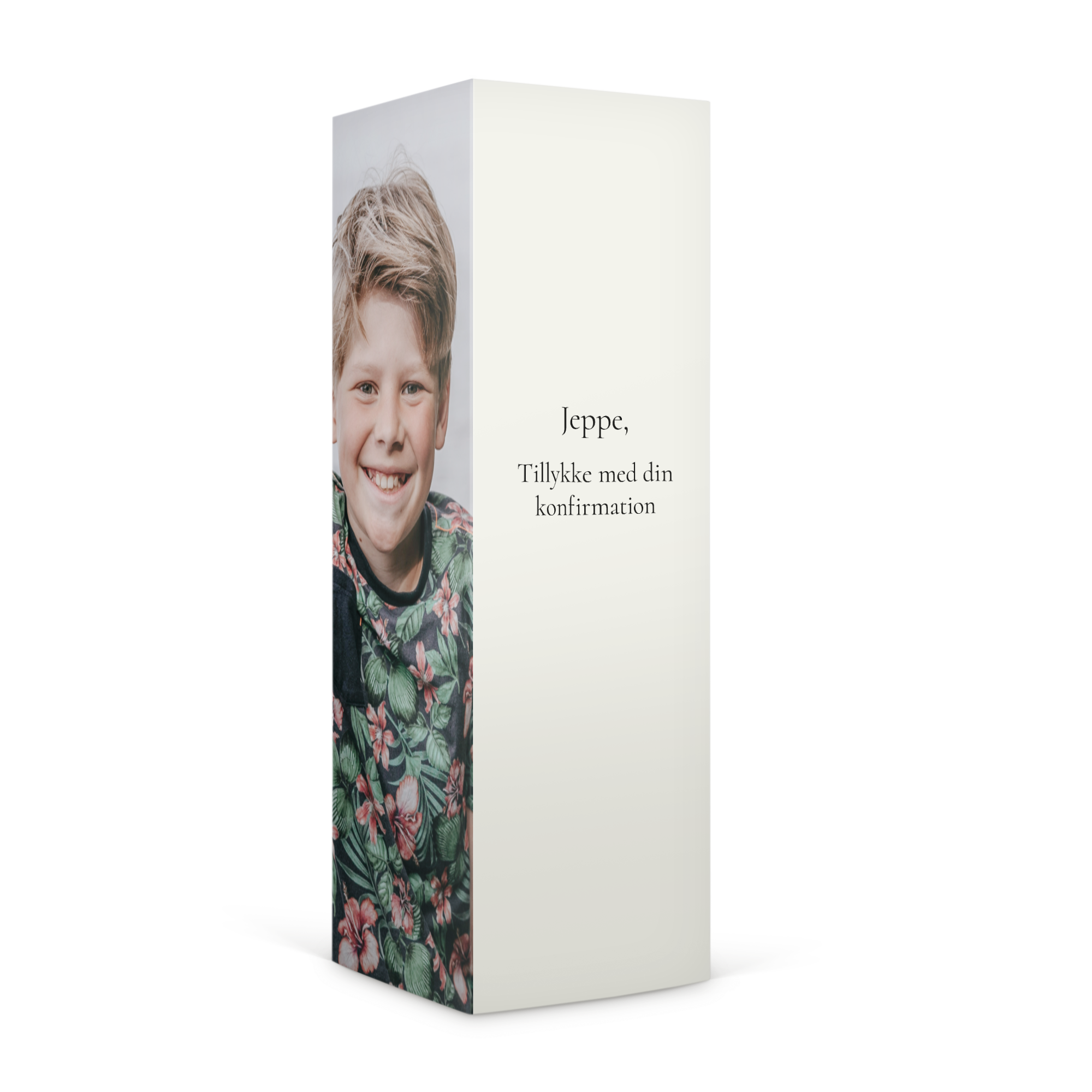 Personlig slikgave i gaveæske printet med foto af dreng og teksten Jeppe, Tillykke med din konfirmation
