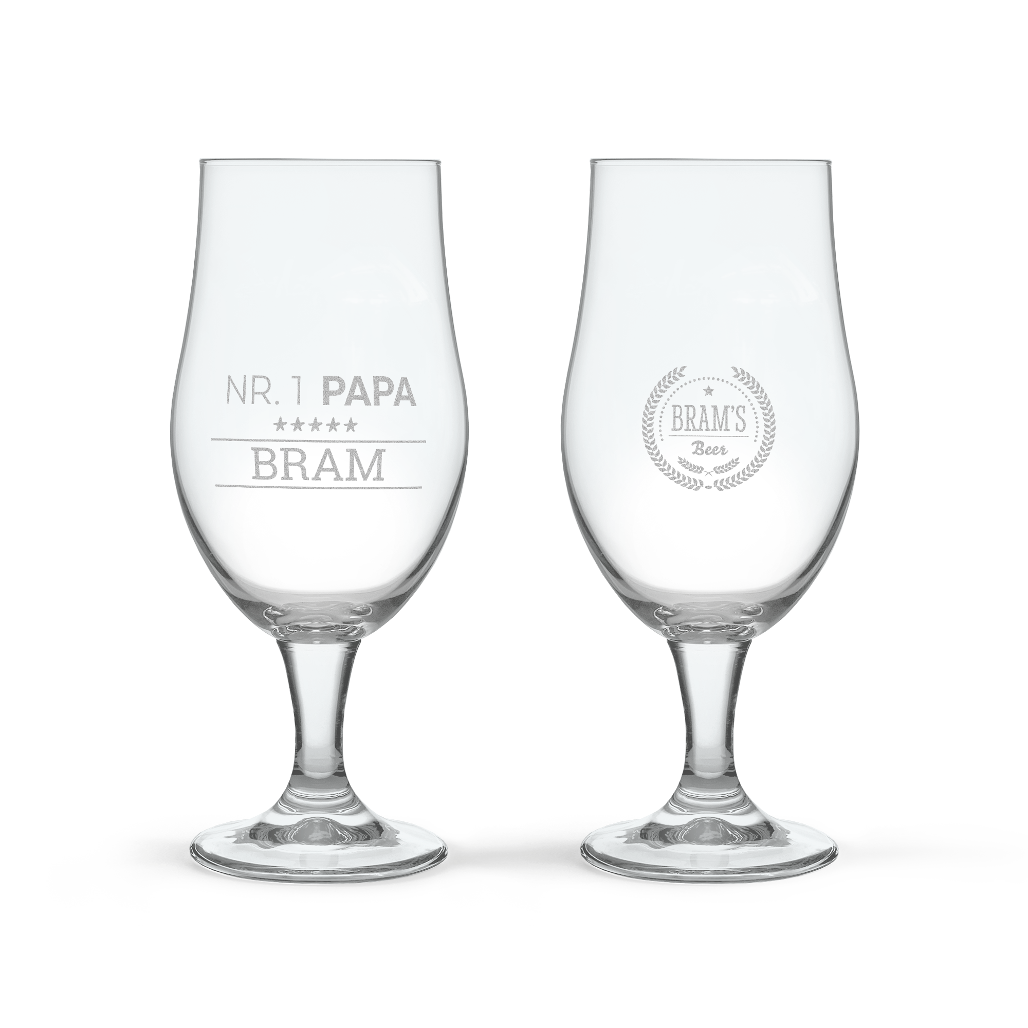 Twee speciaal bierglazen, gegraveerd met "NR. 1 PAPA" en "BRAM's Beer", een speciaal bierglas graveren met naam of tekst naar keuze is mogelijk.
