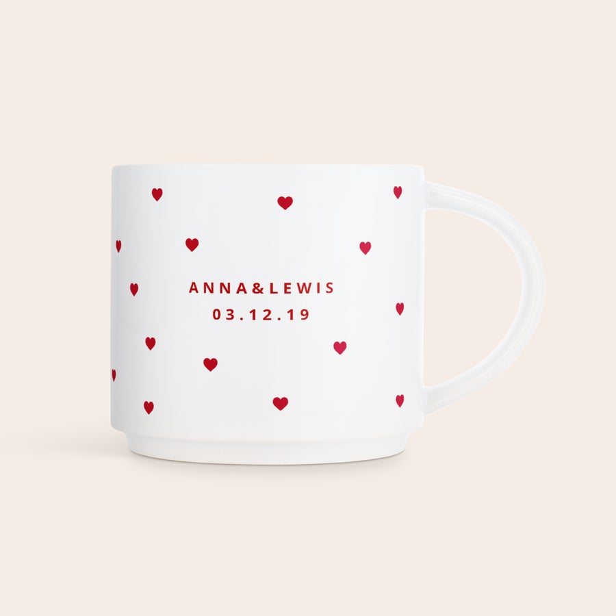 Canecas empilháveis com fotografia Caneca de fotos empilhável branca personalizada com corações vermelhos e nomes Anna & Lewis e data 03.12.19 impressos