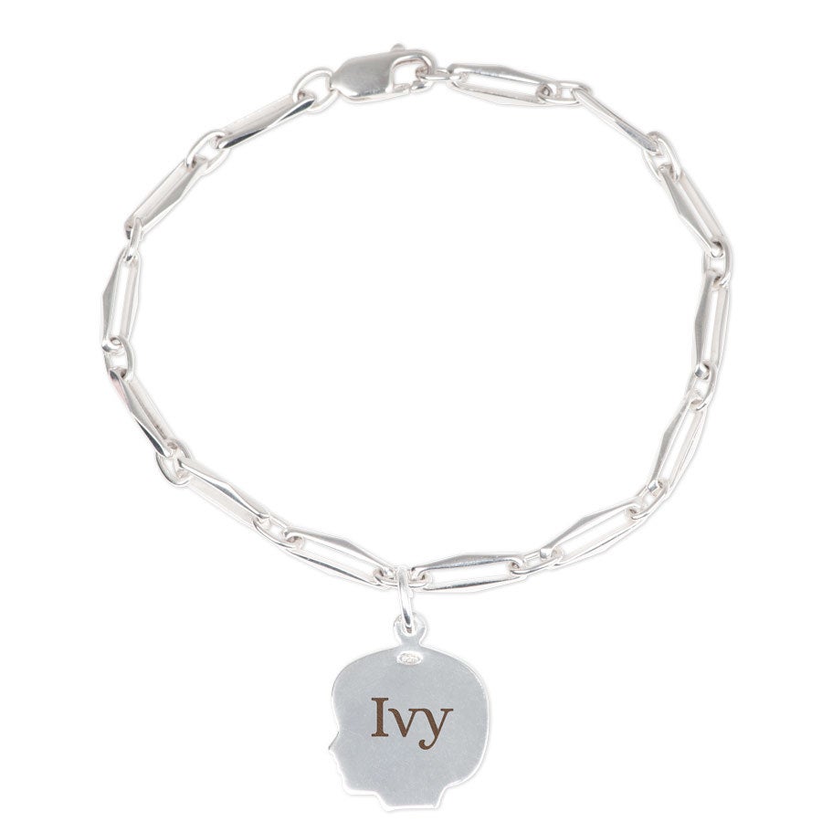 Pulsera con colgante de plata grabado - Silueta de niña