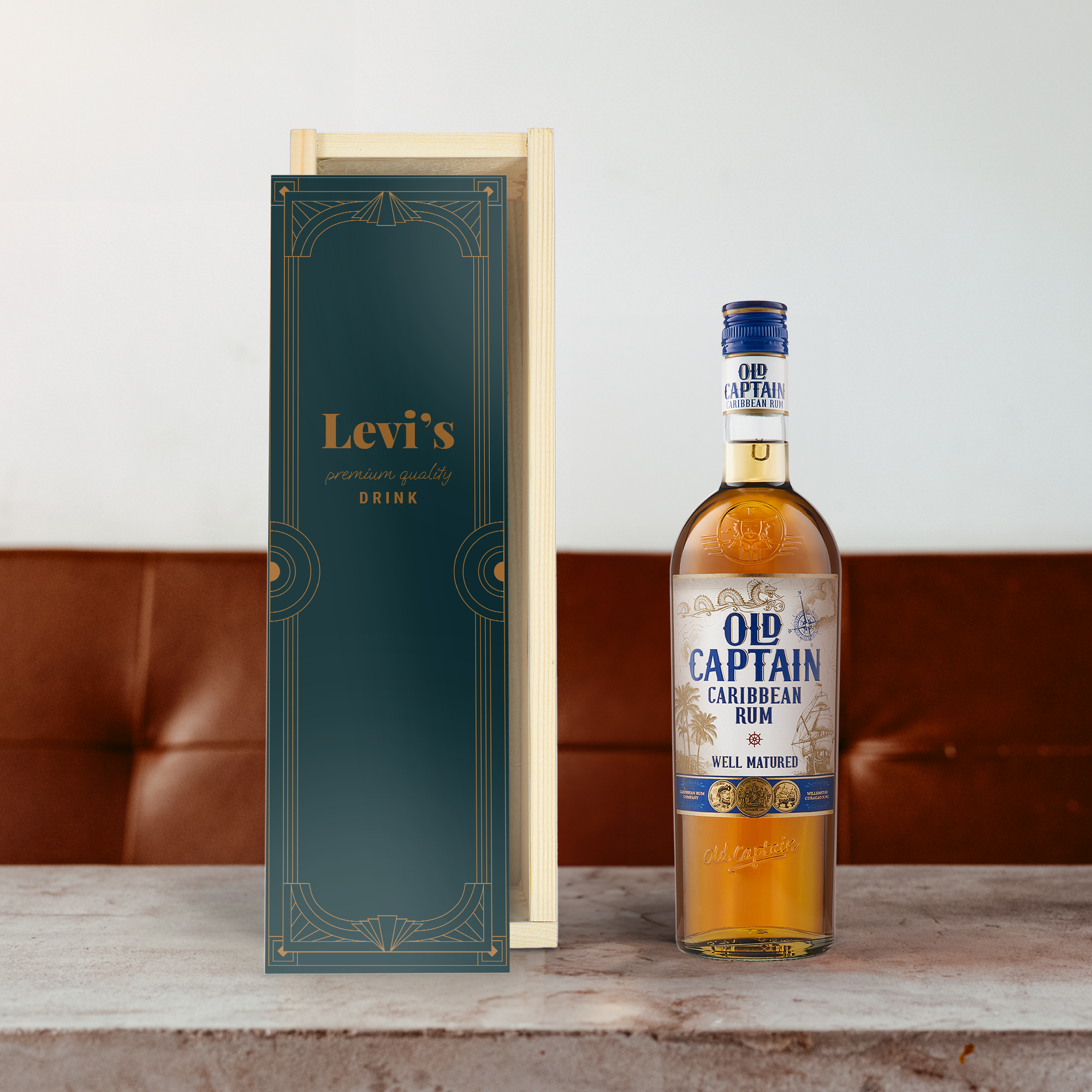 Lahev rumu Old Captain v personalizované dřevěné krabici s potiskem jména Levi's pro milovníka rumu