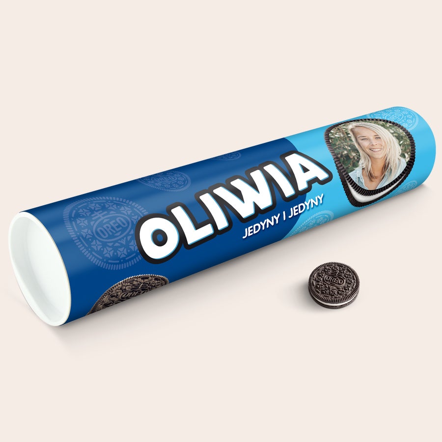 Spersonalizowana tuba upominkowa Oreo XXL Niebieska tuba prezentowa Mega Oreo z imieniem Oliwia i zdjęciem, obok ciasteczko Oreo