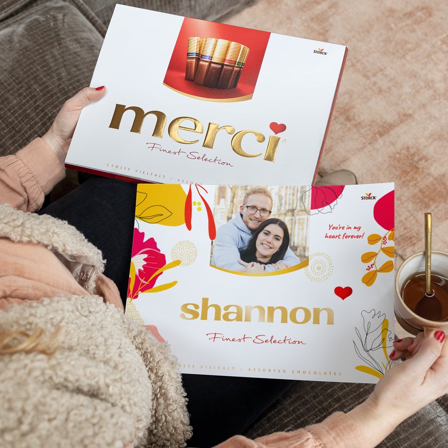 Personlig presentförpackning med Merci-choklad och gratulationskort