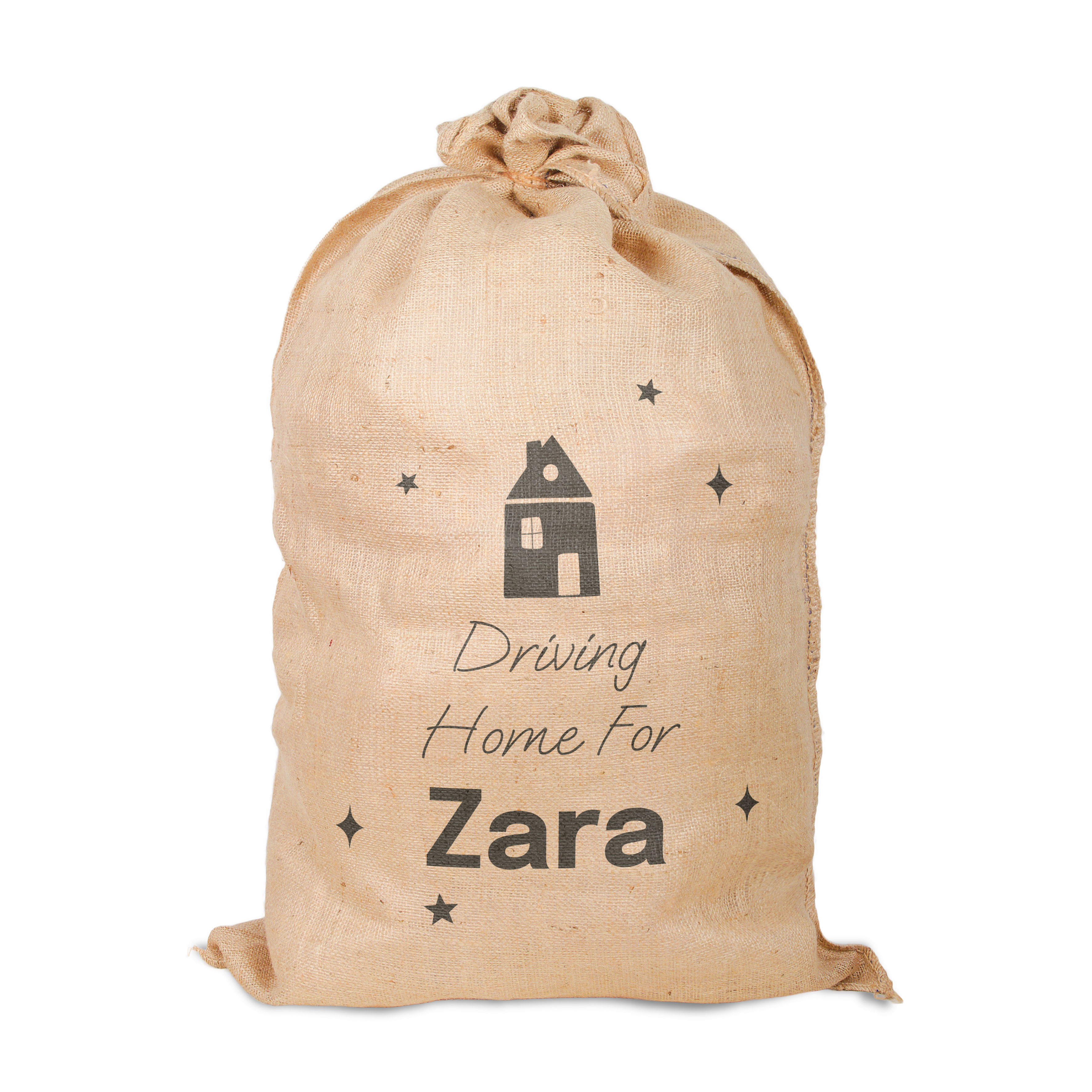 Sac de Crăciun personalizat din pânză cu textul imprimat Driving Home For Zara, având o căsuță și steluțe, ideal pentru cadouri.
