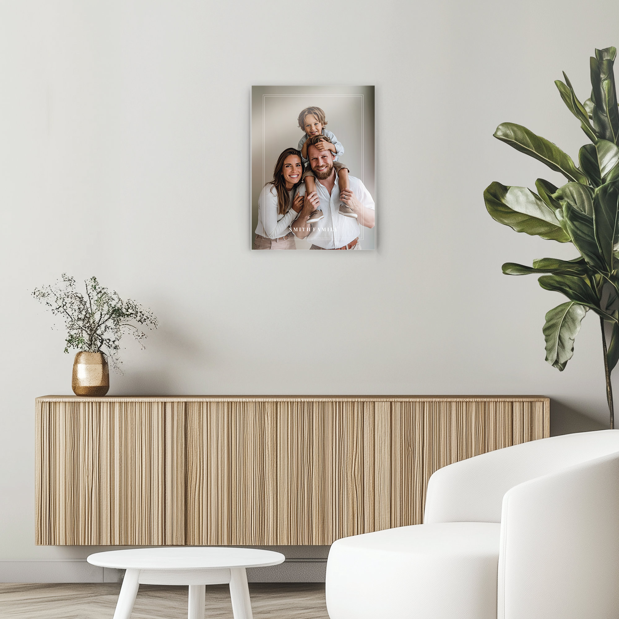 Fotografie acrilică imprimată cu fotografia de familie Smith și un chenar alb minimalist, personalizabilă.