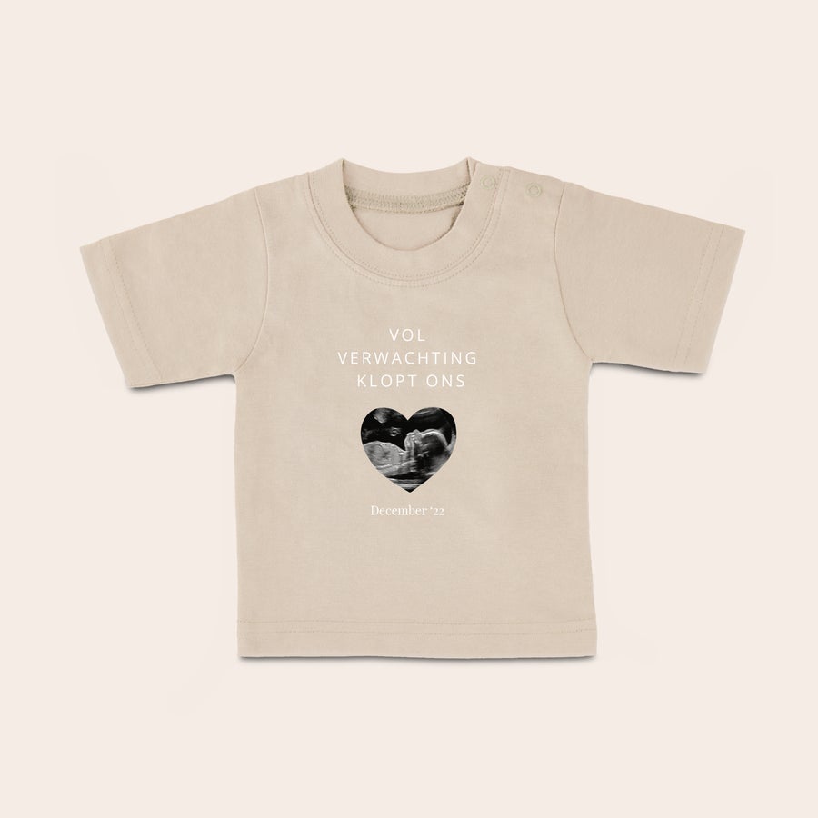 Baby shirt bedrukken Lichtbruin baby shirt bedrukt met echo foto in hartvorm, de tekst Vol Verwachting Klopt Ons en December 22.