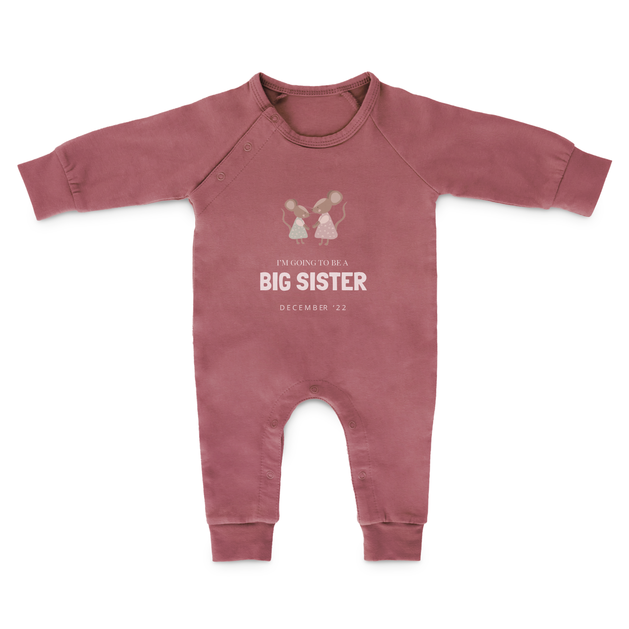 Rosa personlig sparkedress med trykket "I'm going to be a BIG SISTER DECEMBER '22" og to mus.