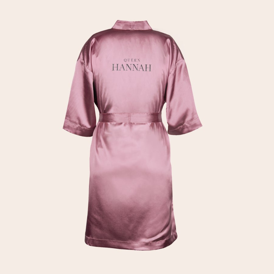 Personaliziran kimono Personaliziran rožnat kimono z natisnjenim imenom "QUEEN HANNAH", idealen za presenečenje.