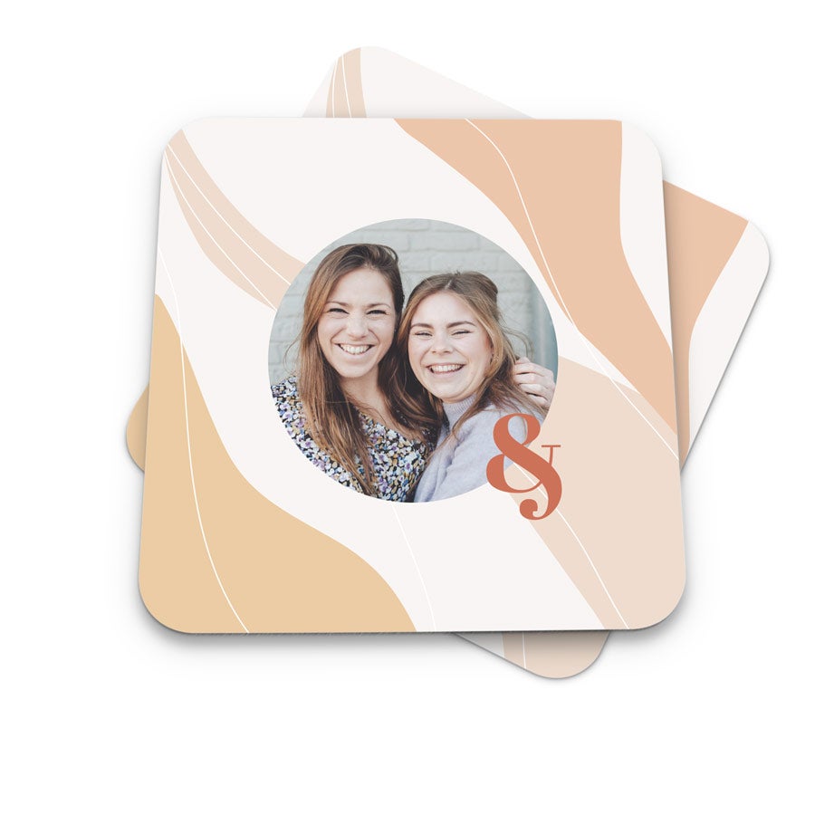 Coasters Porta-copos personalizados com foto impressa de duas amigas sorrindo e o símbolo &t