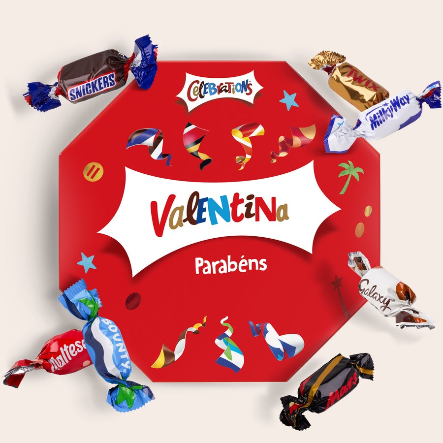 Caixa de comemorações com nome Caixa Celebrations vermelha personalizada com o nome Valentina e Parabéns, cercada por chocolates, uma surpresa deliciosa.