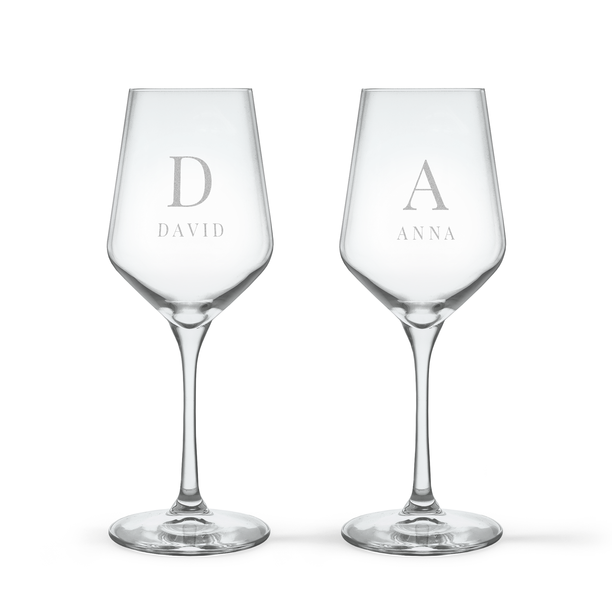 Dos copas de cristal personalizadas, una grabada con D DAVID y la otra con A ANNA, para realzar sus momentos de vino.