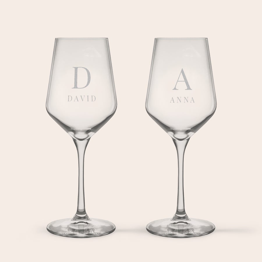 Pahar - Vin Roșu Două pahare de vin roșu din cristal, personalizate cu inițiala și numele David și Anna, gravate laser.