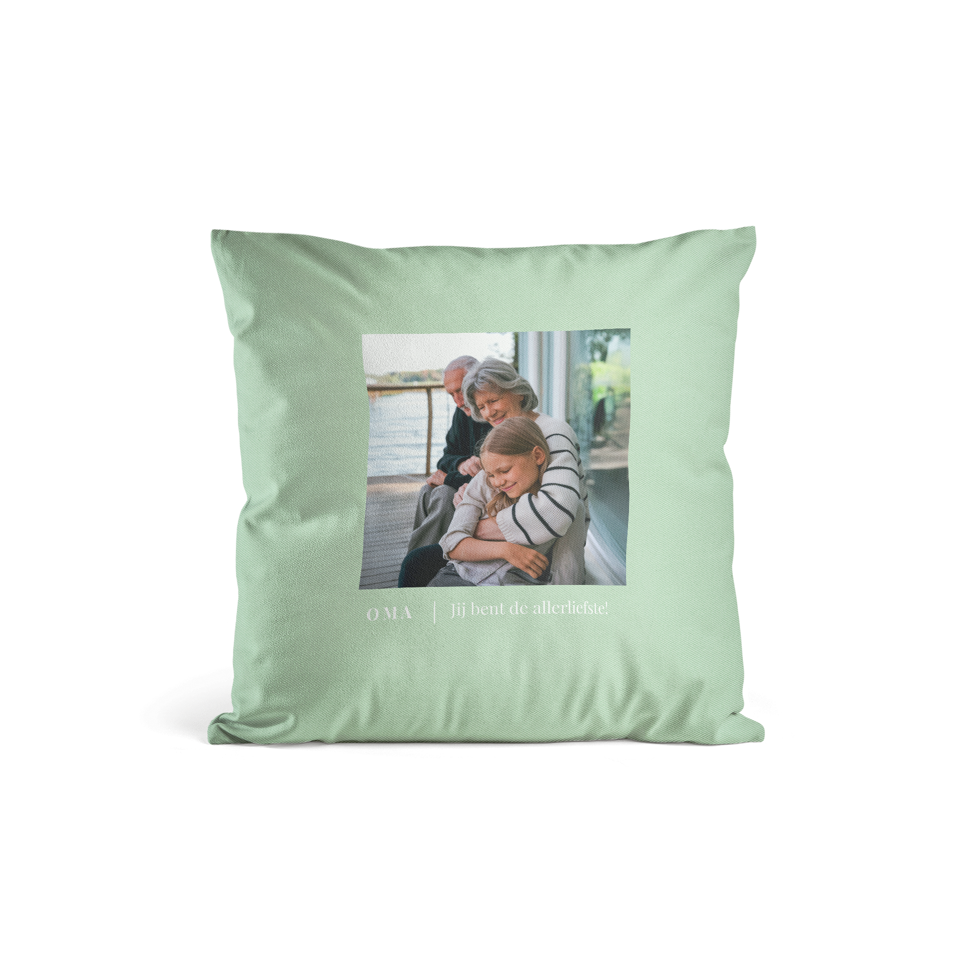 Mintgroene kussenhoes bedrukt met een foto van grootouders en kleinkind en de tekst "OMA | Jij bent de allerliefste!".