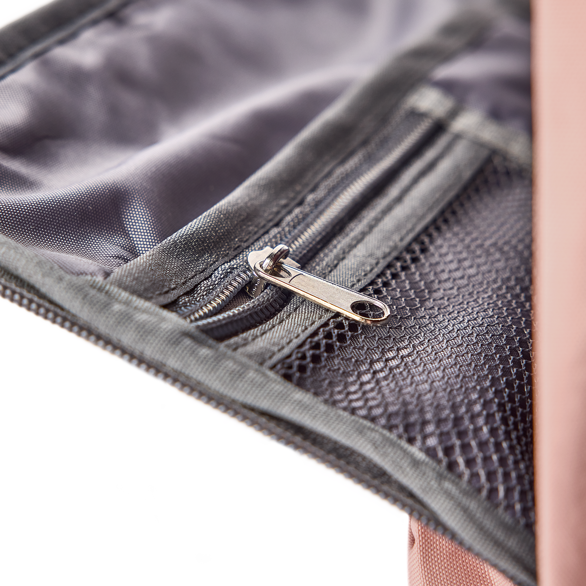 Mochila con cremallera abierta, detalle de bolsillo de red, ideal para personalizar la mochila con el nombre de tu peque