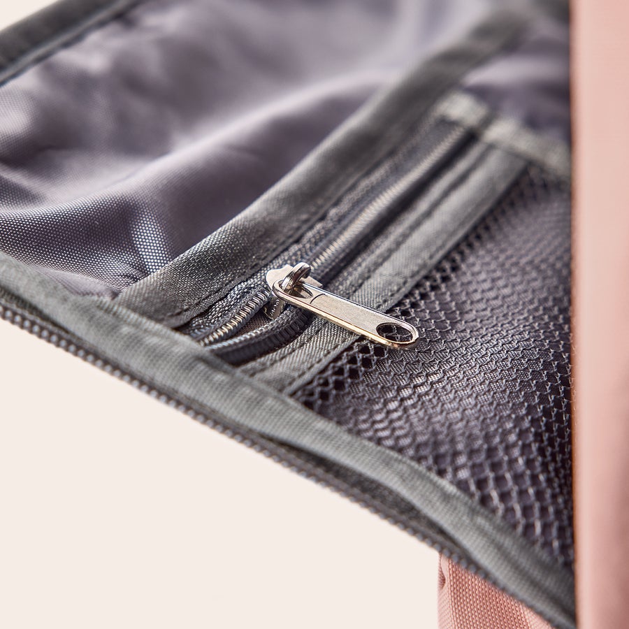 Personalizowany plecak dla dzieci Detale personalizowanego plecaka, zamek błyskawiczny na kieszeni, plecak idealny na rozpoczęcie przygody w szkole