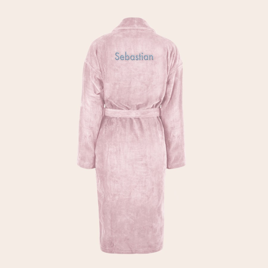 Badrock Herr med namn Mjuk rosa morgonrock med broderat namnet Sebastian på ryggen en personlig present