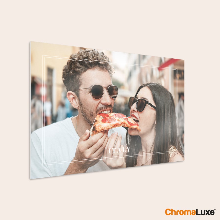 Foto auf Alu Fototafel aus Aluminium mit personalisiertem Foto eines Paares beim Pizzaessen und dem Text "ITALY"