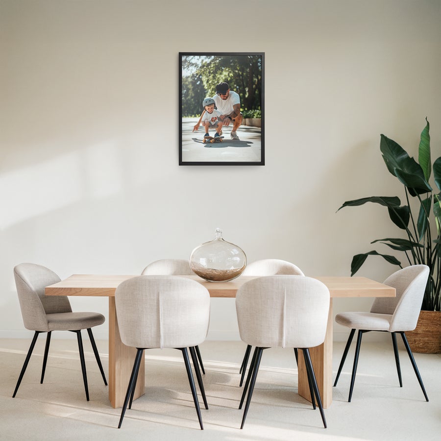 Uokvirjena fotografija Personaliziran plakat z očetom in sinom, ki se učita rolkati, natisnjen s fotografijo v črnem okvirju