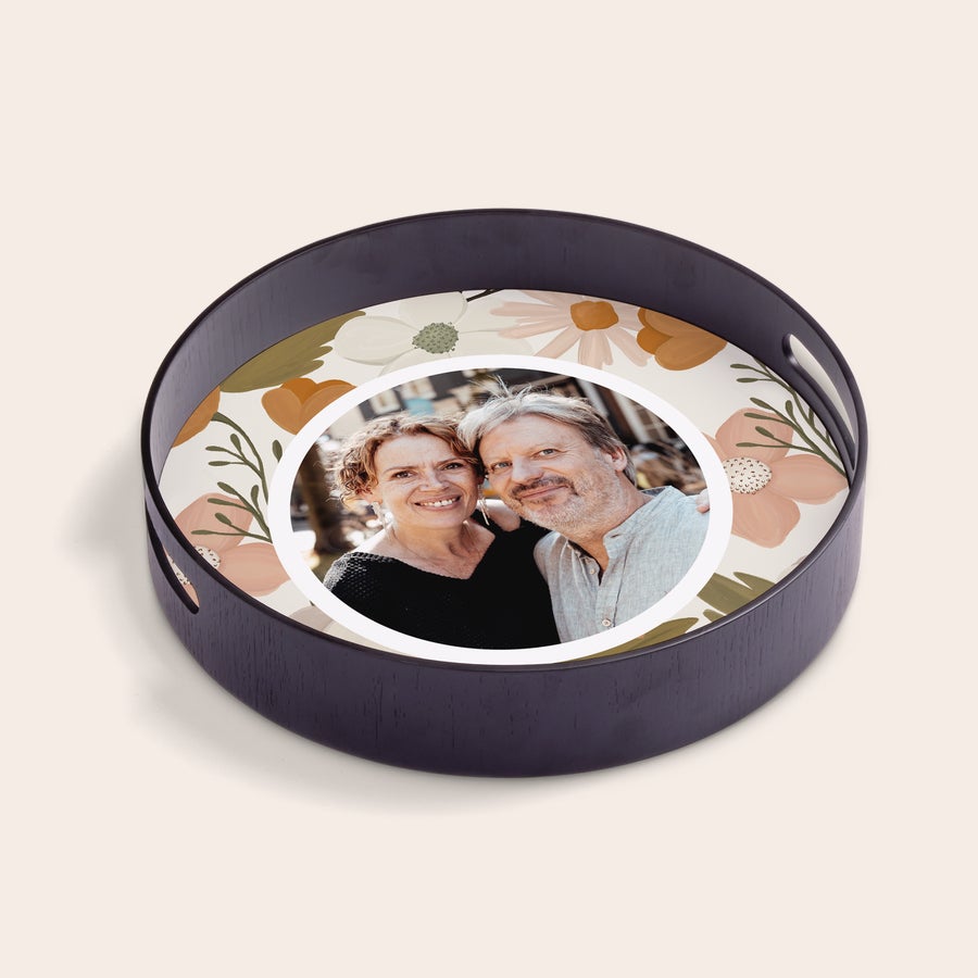 Bandeja para servir personalizada - Redonda Bandeja de madera redonda personalizada con foto de pareja, diseño floral impreso, para servir delicias.