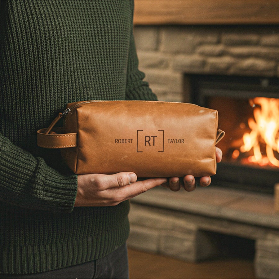 Kulturtasche aus Leder mit Gravur Personalisierter Kulturbeutel Leder Braun mit eingravierten Initialen RT und Namen Robert Taylor