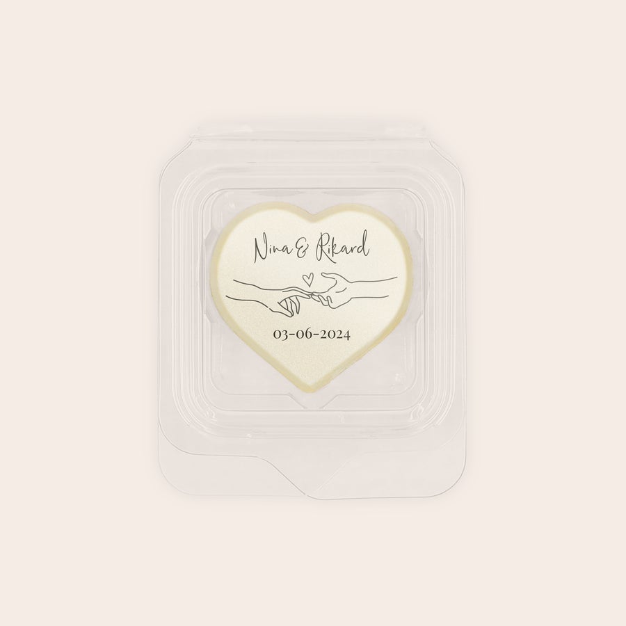 Choklad med tryck - individuellt förpackade De godaste pralinerna med foto, en hjärtformad vit chokladpralin med tryckt personligt motiv med namnen Nina & Rikard och datumet 03-06-2024.