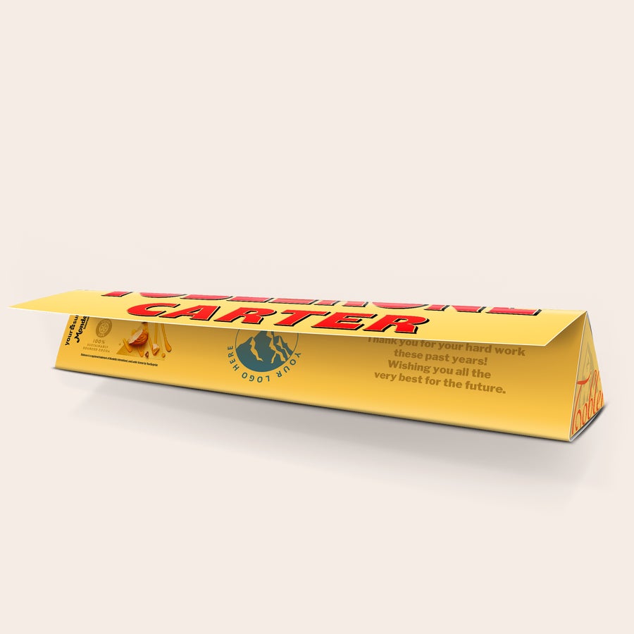 Personalizovaná Toblerone Personalizovaný pruh XXL Toblerone se jménem Carter, potištěný logem a poděkováním.