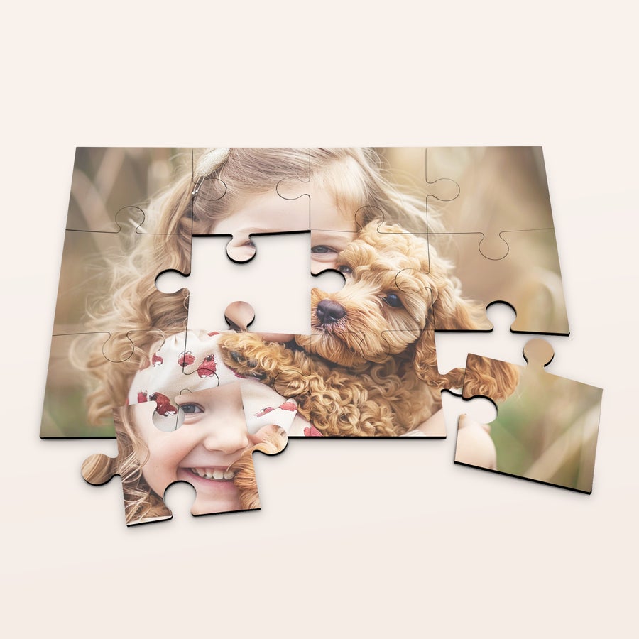 Kleines Fotopuzzle Personalisiertes Fotopuzzle mit aufgedrucktem Bild eines Mädchens, das einen Welpen hält.