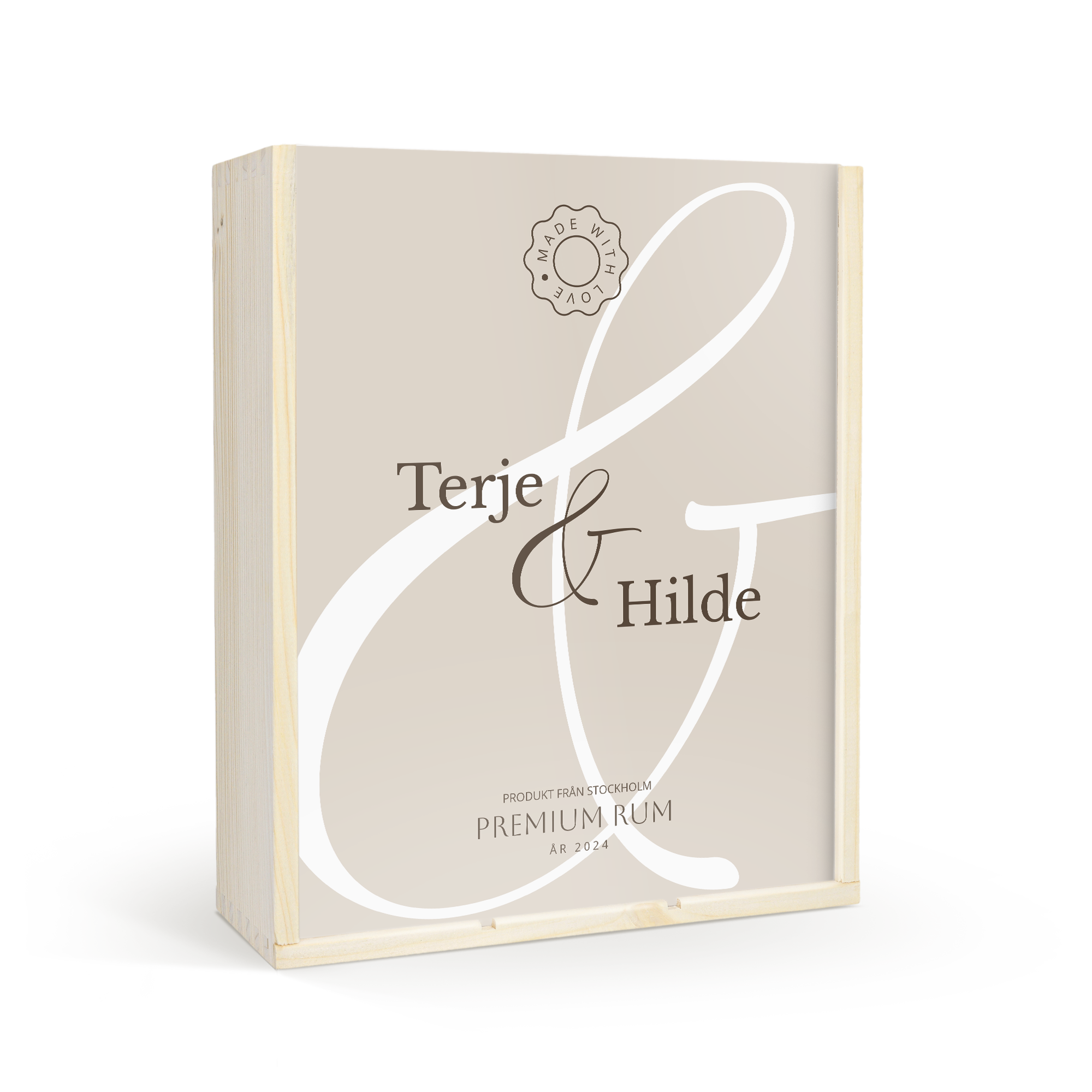 Ge bort en flaska i en personaliserad trälåda med ljust lock och tryckta namnen Terje & Hilde samt texten Premium Rum.