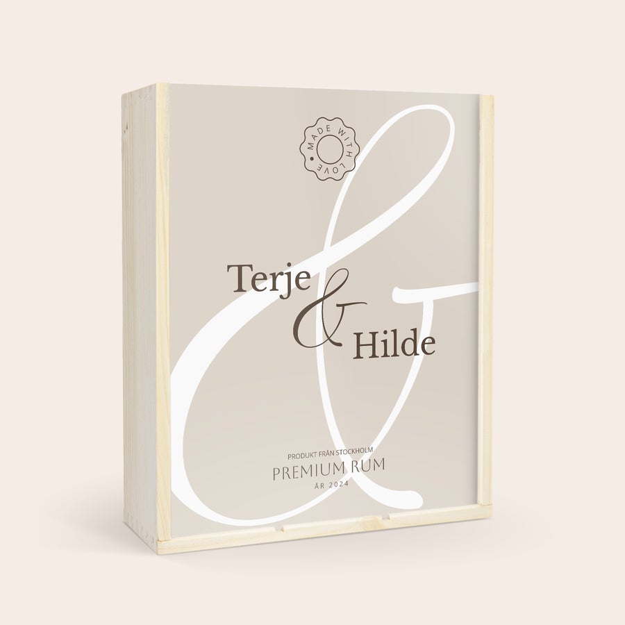 Personliga Vinlåda Ge bort en flaska i en personaliserad trälåda med ljust lock och tryckta namnen Terje & Hilde samt texten Premium Rum.