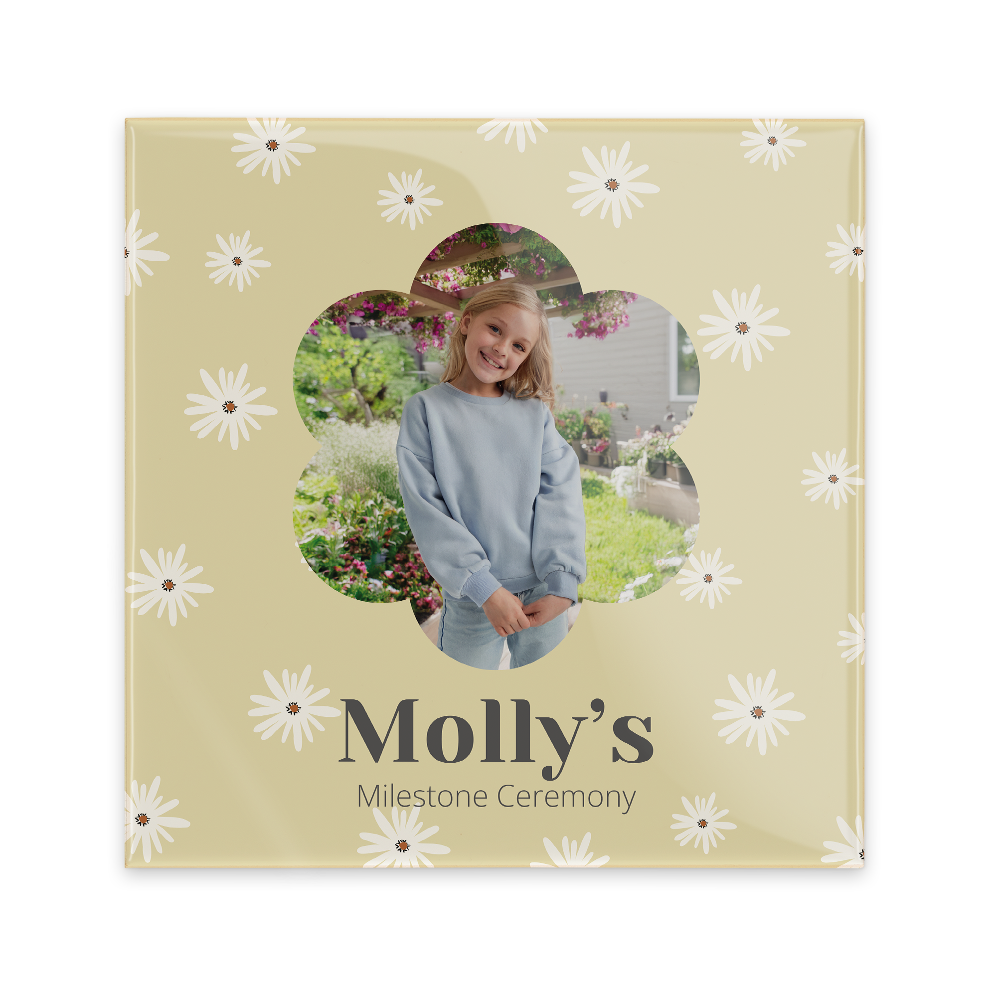 Azulejo pessoal com foto impressa de menina sorridente e o nome "Molly's Milestone Ceremony"