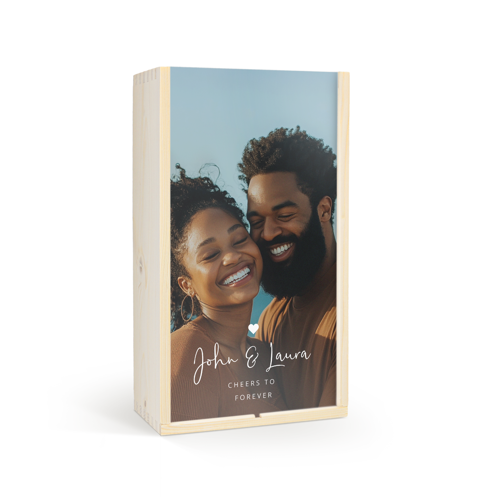 Caja de vino de lujo con foto personalizada de una pareja, grabada con sus nombres John y Laura, y el texto Cheers to Forever.
