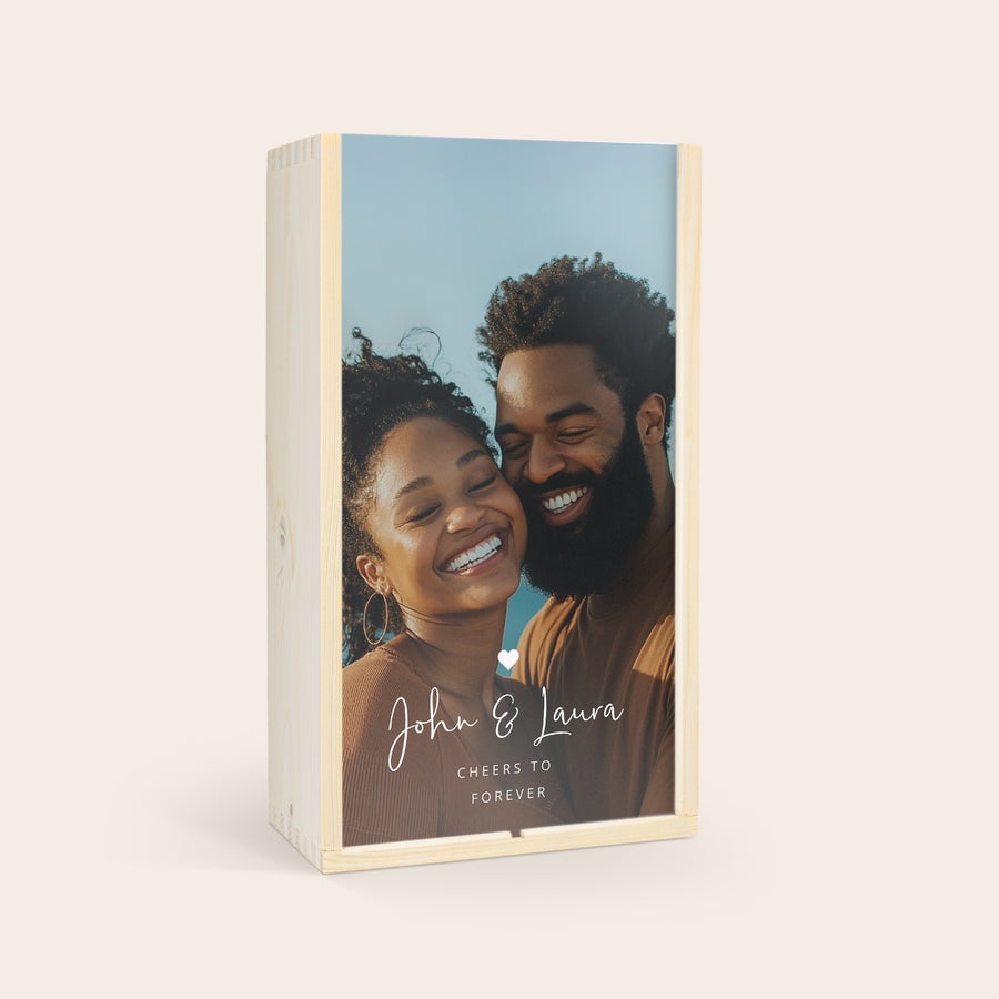 Carcasă din lemn Carcasă din lemn personalizată cu o fotografie de cuplu zâmbitor și textul "John & Laura Cheers to Forever"