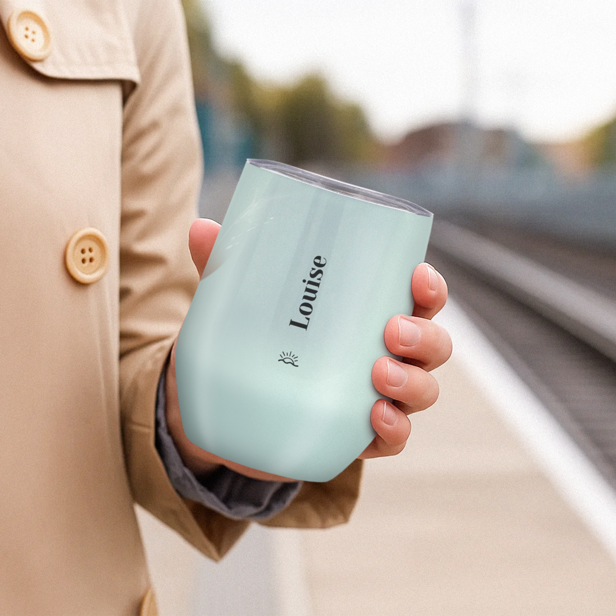 Tasse de voyage personnalisée vert menthe avec le prénom Louise et un soleil imprimés