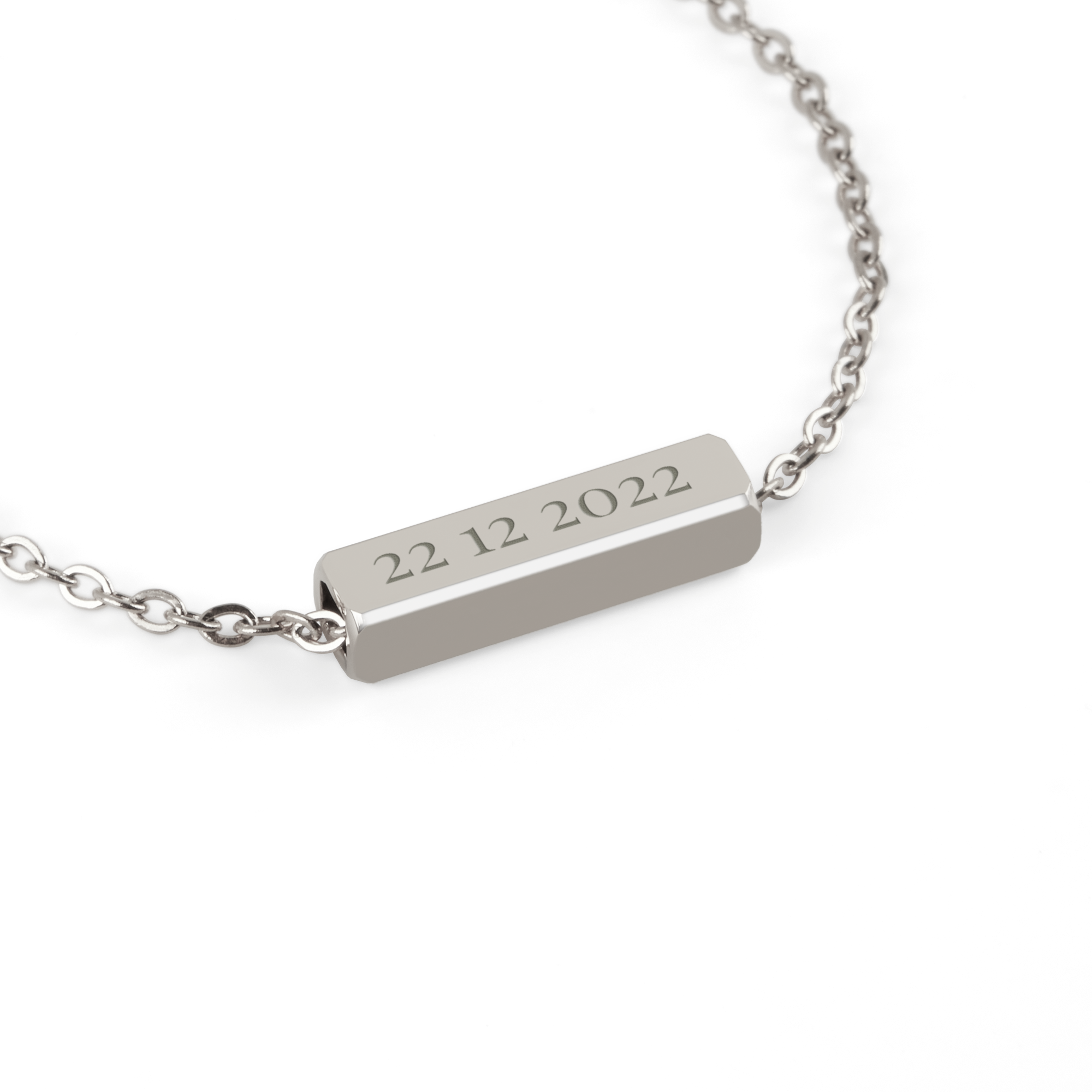 Pulsera plateada con fecha 22 12 2022 grabada, haz feliz a alguien con una pulsera personalizada.