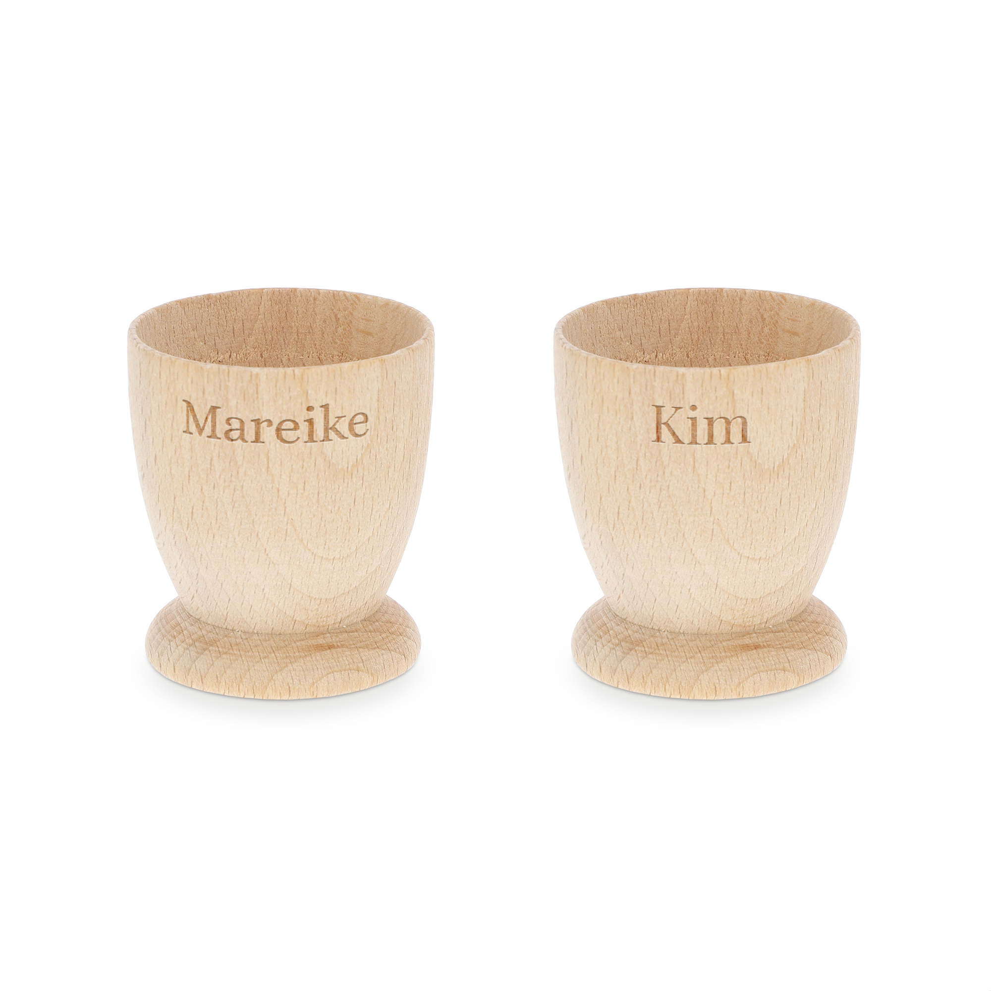 Zwei personalisierte Eierbecher aus hellem Buchenholz, graviert mit den Namen "Mareike" und "Kim" für unvergessliche Frühstücksmomente.