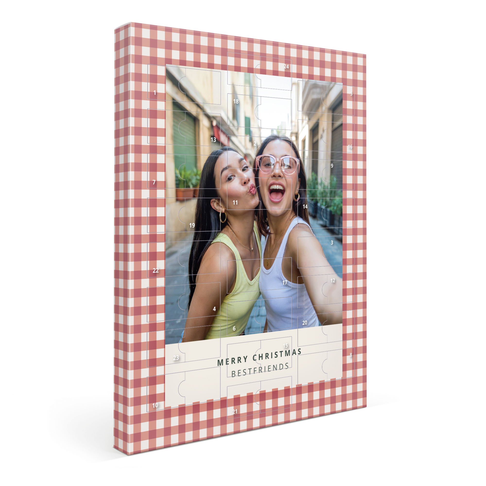 Gepersonaliseerde adventskalender met geruit patroon en een foto van twee meisjes. "Merry Christmas Bestfriends" is op de kalender geprint. Tel smullend af tot Kerstmis met deze persoonlijke adventskalender.