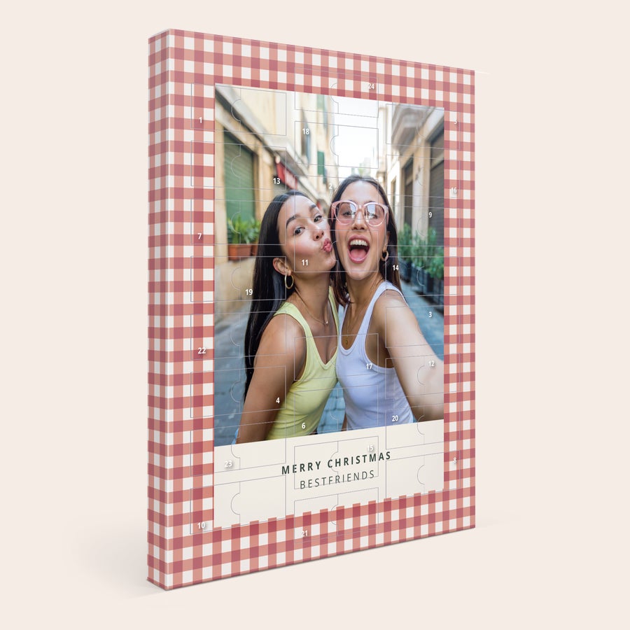 Adventskalender med bilde - Milka Favourites Personlig adventskalender med bilde av to glade venner og teksten Merry Christmas Bestfriends, trykt på et rutete design