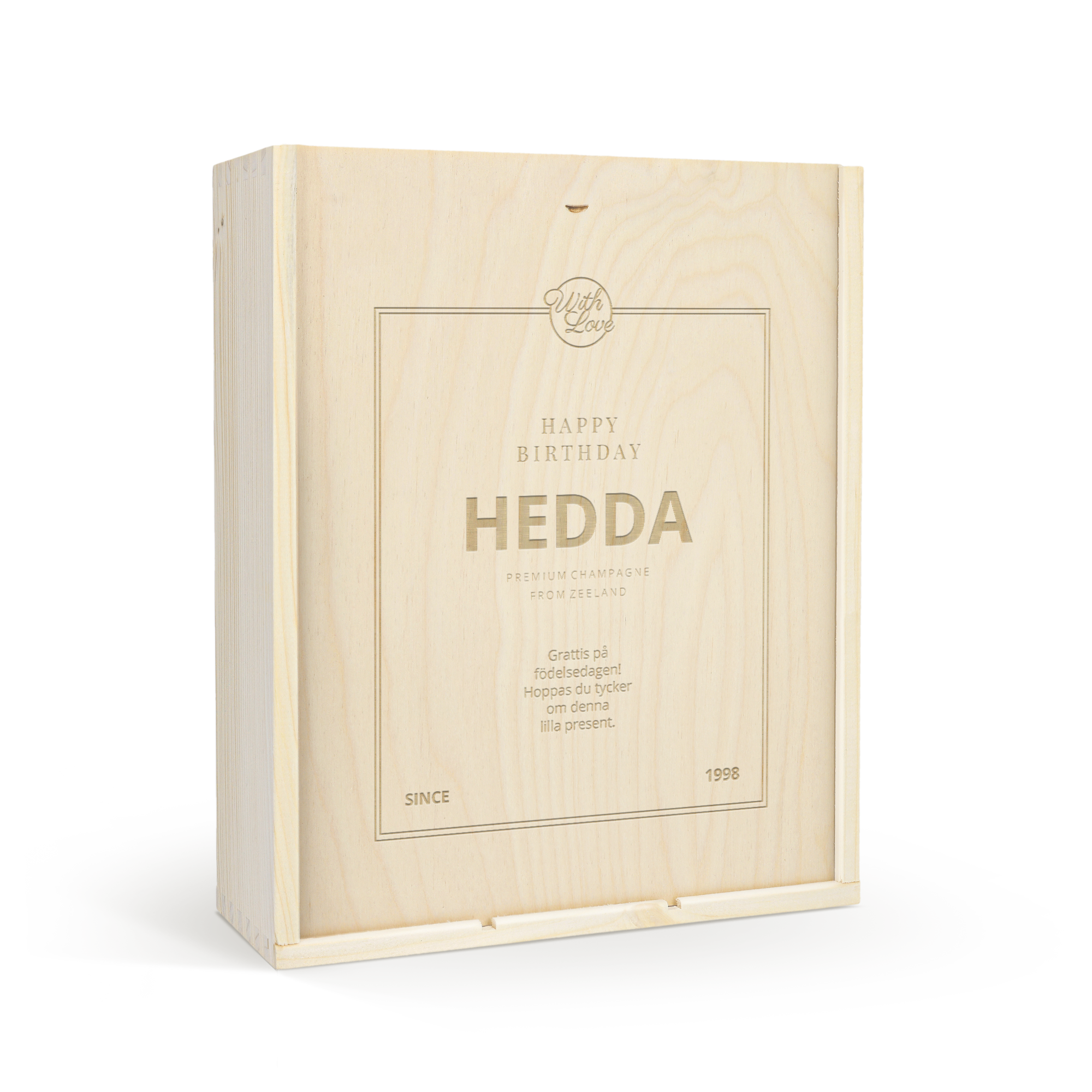Graverad champagne-ask i ljust trä med texten "Happy Birthday Hedda" och design.